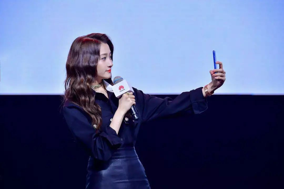 HUAWEI nova 3e克莱因蓝设计解析：关晓彤赞不绝口的纳米级炫光纹理