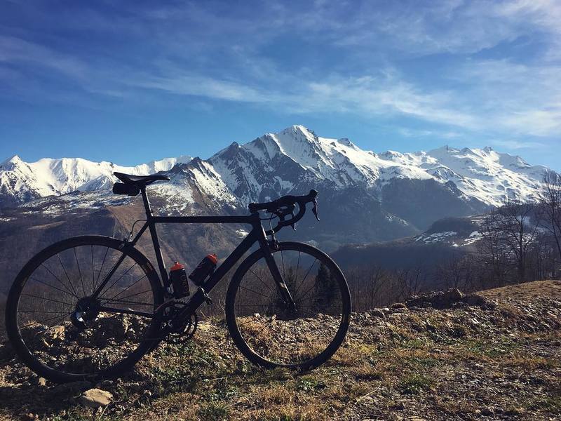 室外骑行遇复杂风向，谈谈如何在逆风中高效骑行及相关注意事项