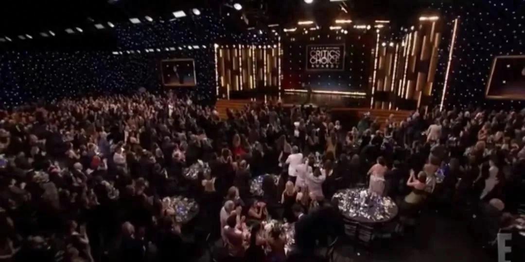 2025年成龙亮相好莱坞评论家选择奖，70岁巨星引发全场起立致敬