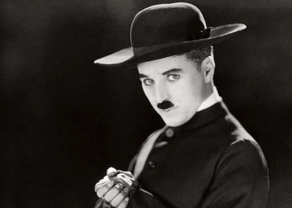 成龙在中国电影地位_成龙在华语电影历史中的地位_成龙华语电影杰出贡献演员