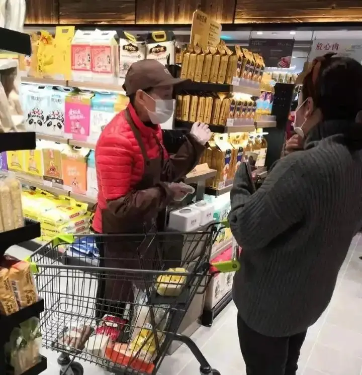 胖东来暖心服务案例_胖东来如何提高消费者忠诚度_胖东来的顾客沟通渠道与服务提升