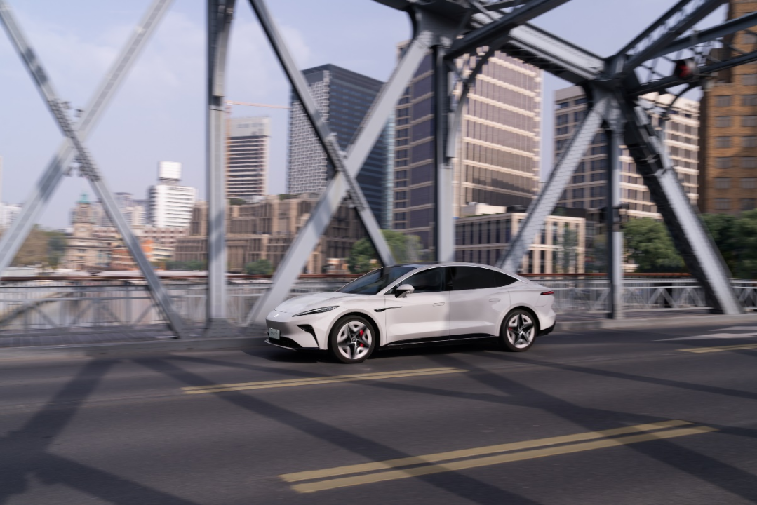 特斯拉电动汽车安全性能_特斯拉电动汽车安全系数如何_特斯拉的安全成就为电动车市场树立标杆