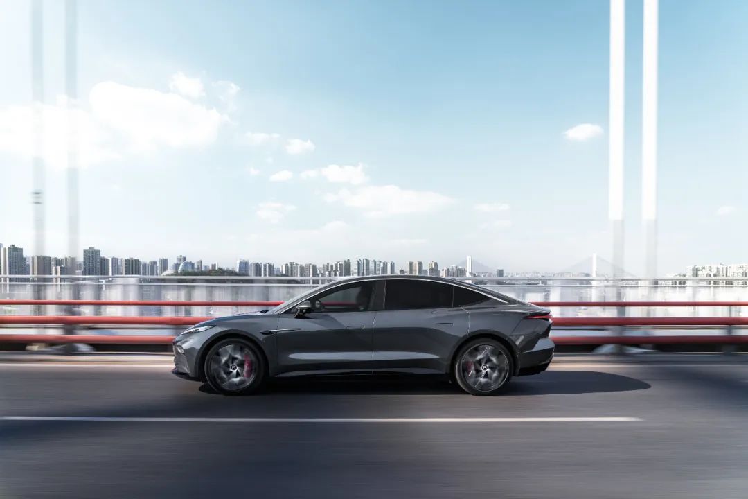 特斯拉电动汽车安全性能_特斯拉的安全成就为电动车市场树立标杆_特斯拉电动汽车安全系数如何