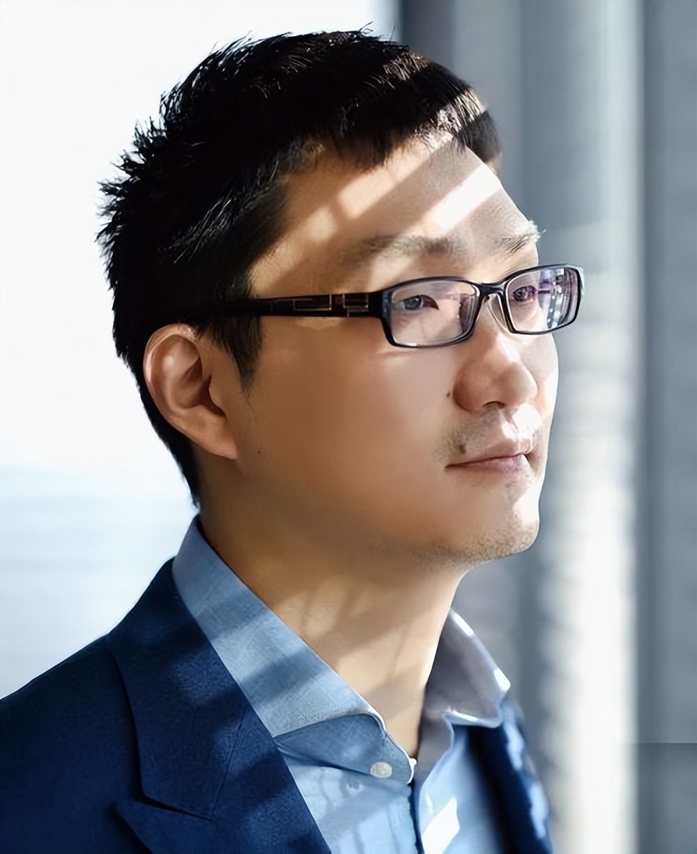 家庭背景影响人的一生_黄峥的成功与家庭背景的影响_家庭背景对成功的影响