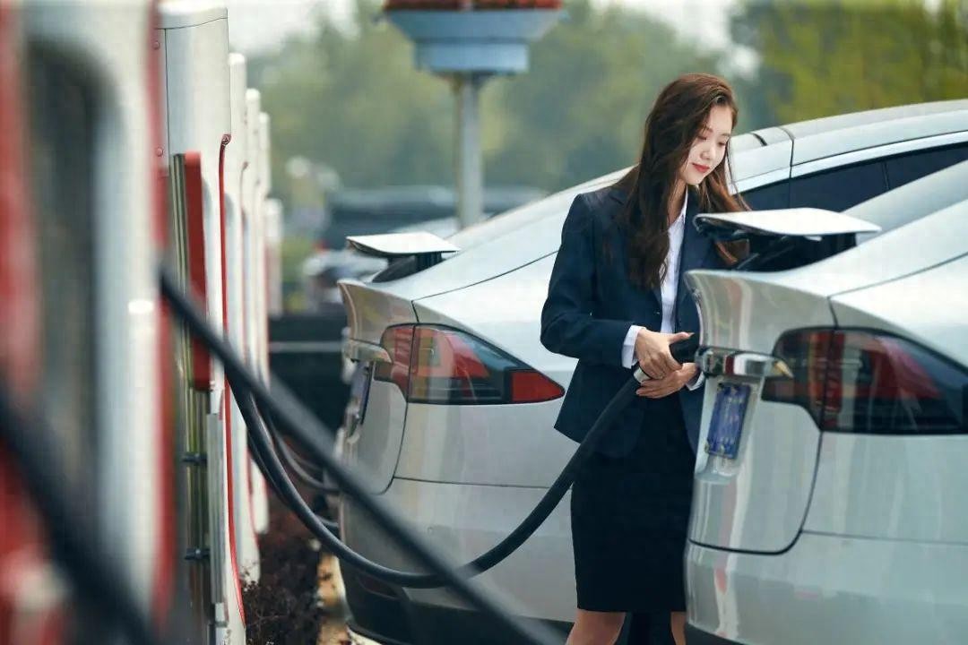 新能源汽车与燃油车性价比大比拼：哪个更省钱更环保？