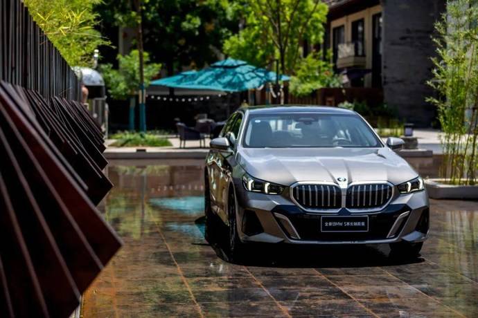 为什么全新BMW 5系是中大型豪华轿车的安全典范？_典范2021款自动进取型_为什么全新BMW 5系是中大型豪华轿车的安全典范？