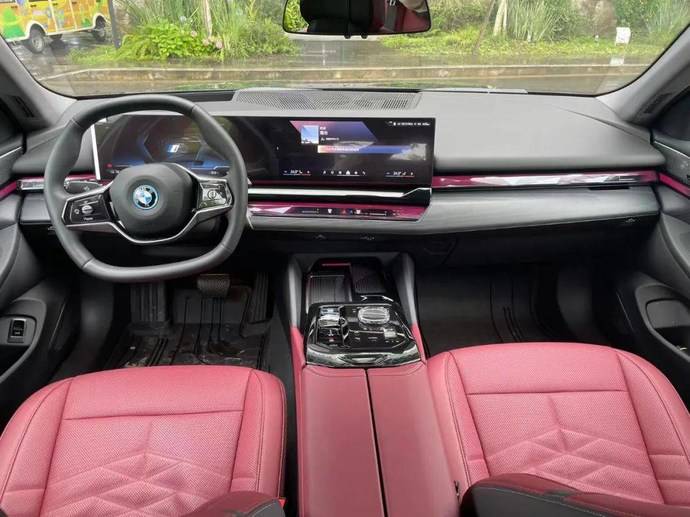 典范2021款自动进取型_为什么全新BMW 5系是中大型豪华轿车的安全典范？_为什么全新BMW 5系是中大型豪华轿车的安全典范？