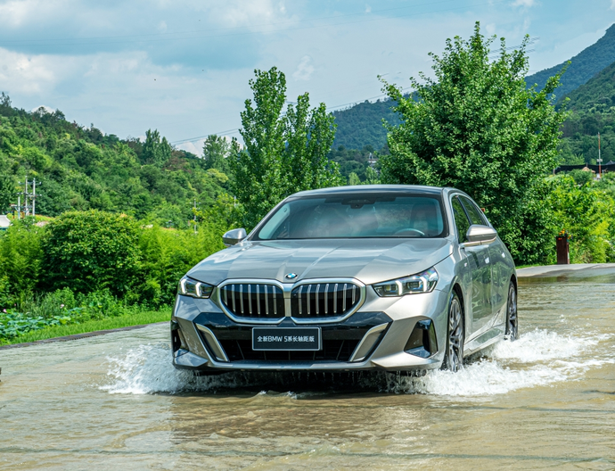 典范2021款自动进取型_为什么全新BMW 5系是中大型豪华轿车的安全典范？_为什么全新BMW 5系是中大型豪华轿车的安全典范？