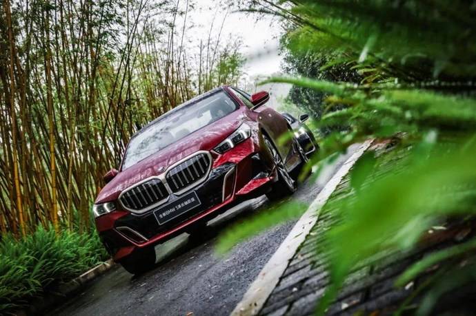 典范2021款自动进取型_为什么全新BMW 5系是中大型豪华轿车的安全典范？_为什么全新BMW 5系是中大型豪华轿车的安全典范？