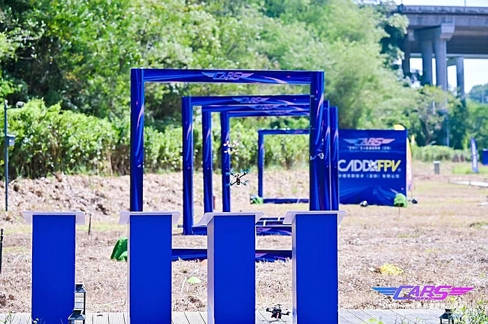 首届空中F1无人机超级联赛深圳龙岗开幕，260名飞手争夺低空速度之王