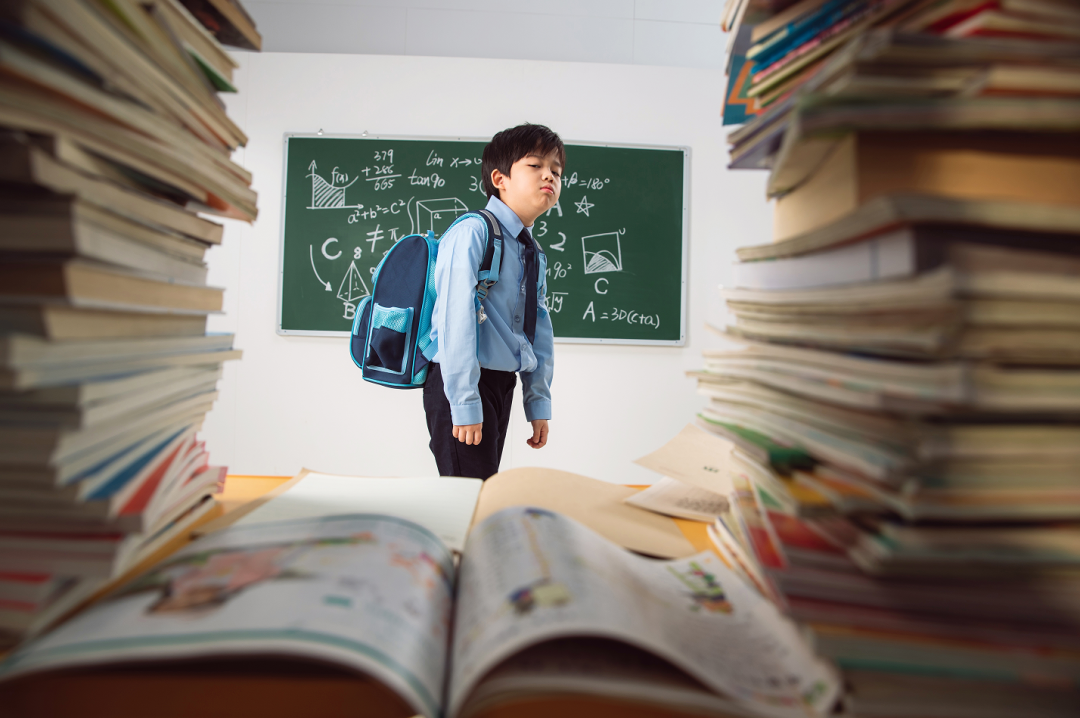 成龙的成长经历是什么样的_成龙家境怎样_成龙的家庭与成长经历