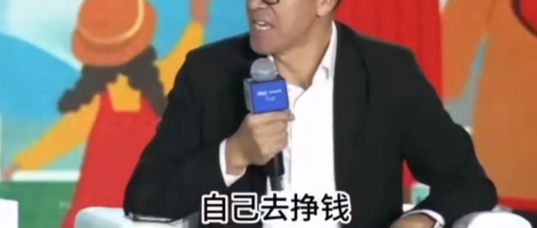 成龙家境怎样_成龙的家庭与成长经历_成龙的成长经历是什么样的