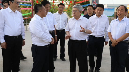 2018年8月，国扶办调研组深入牧原调研，刘永富主任与牧原集团常务副总经理曹治年亲切交流，畅谈牧原大格局扶贫。刘永富主任说，牧原集团是一家好企业，是一家责任心很强的企业，坚持立足养猪主业，做大扶贫产业，全国许多地方都能看到牧原实实在在的扶贫成果，“我到处都在为牧原点赞”。