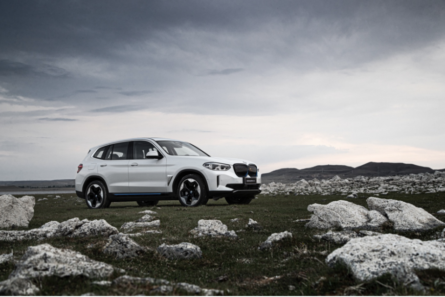 宝马iX3引领纯电动汽车新潮流：智能设计与安全性能的完美结合