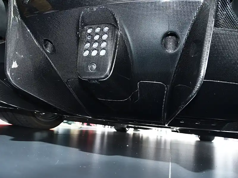 法拉利红色跑车悬挂系统详解：488 Pista与Roma的卓越操控与舒适体验