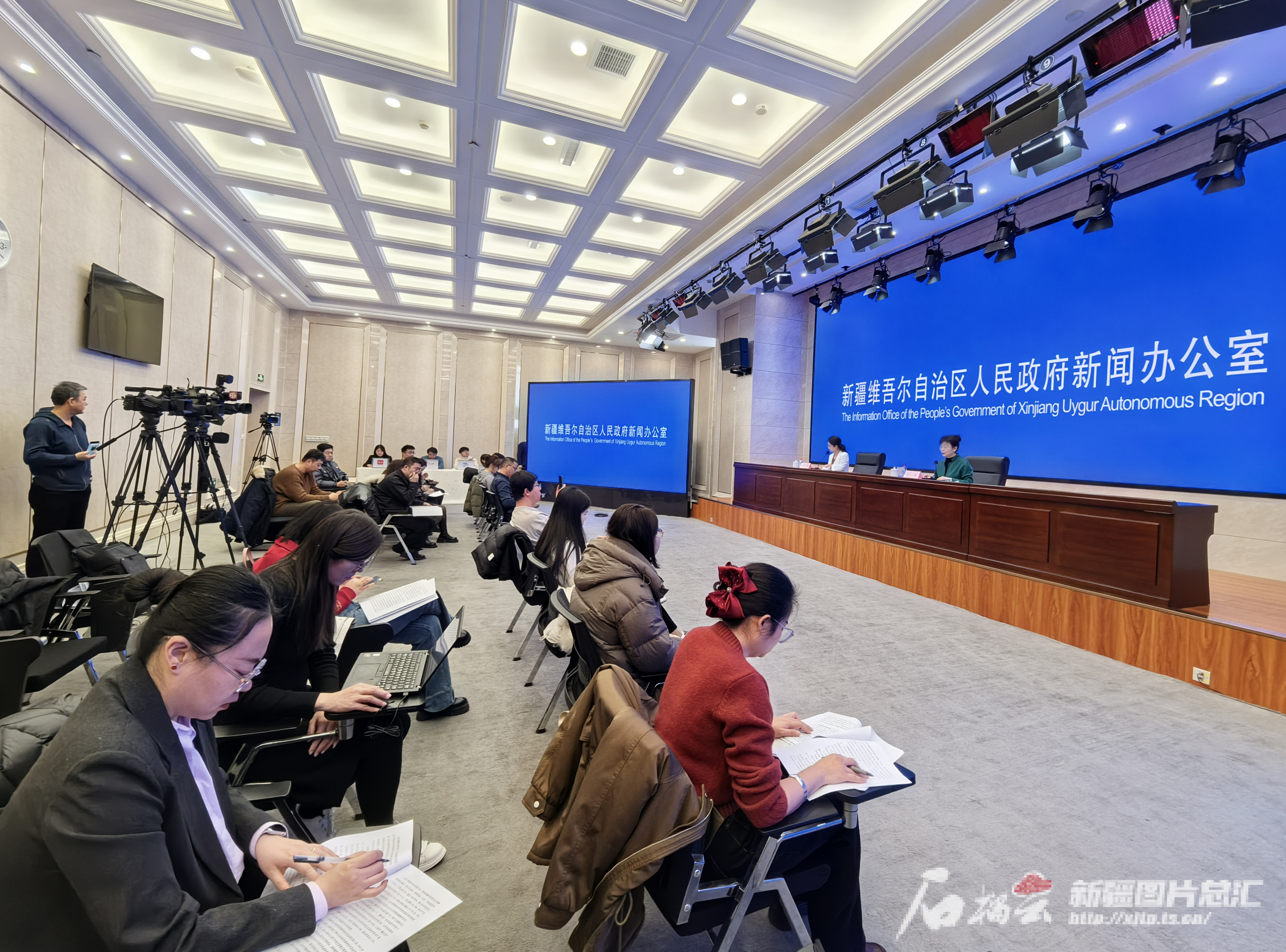 2024年新疆金融数据亮眼：社会融资规模突破5万亿元，跨境人民币收付创新高