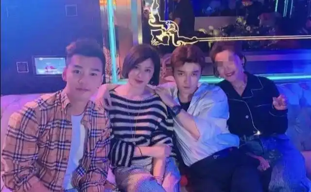 关之琳与小鲜肉亲密合影引发新恋情猜测，57岁女神保养秘诀大揭秘