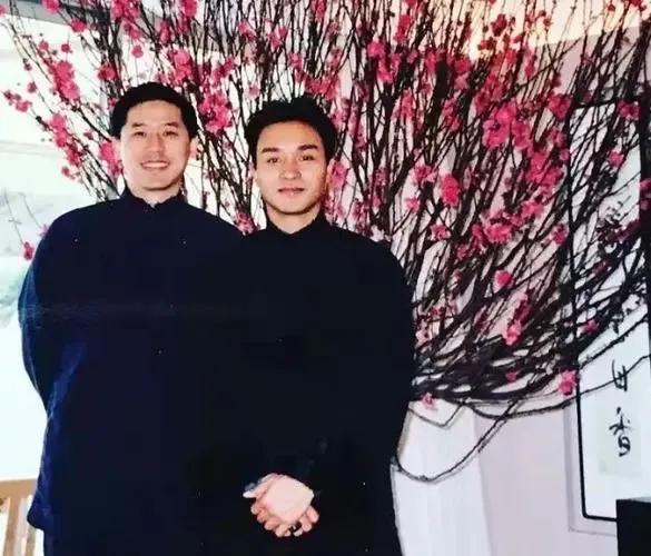 唐鹤德晒与张国荣合影迎兔年，深情思念情痴二十年