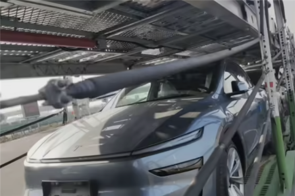 modely新内饰_新款Model Y的外观与内饰细节欣赏_modely高级内饰套件