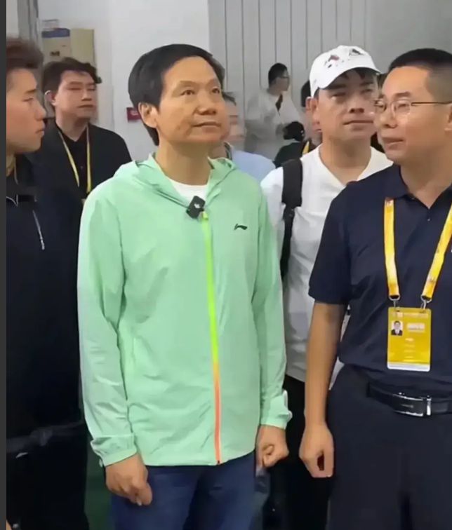 雷军身着178元李宁防晒服，保镖却穿千元迪桑特，身价反差引发热议