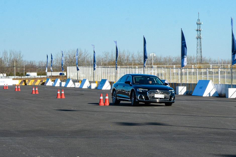 奥迪舒适_奥迪驾驶舒适平衡性能体验测试_奥迪的驾驶体验：性能与舒适的平衡