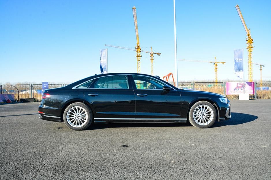 奥迪驾驶舒适平衡性能体验测试_奥迪的驾驶体验：性能与舒适的平衡_奥迪舒适