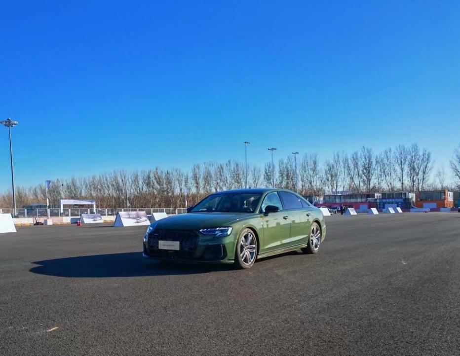 奥迪舒适_奥迪驾驶舒适平衡性能体验测试_奥迪的驾驶体验：性能与舒适的平衡