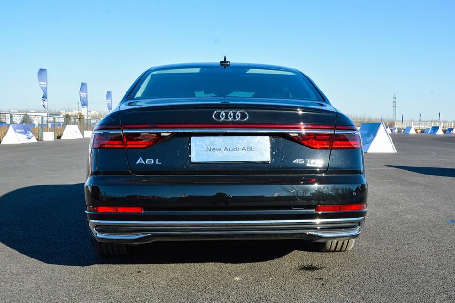 奥迪的驾驶体验：性能与舒适的平衡_奥迪驾驶舒适平衡性能体验测试_奥迪舒适