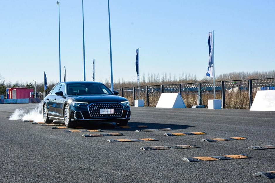 奥迪驾驶舒适平衡性能体验测试_奥迪舒适_奥迪的驾驶体验：性能与舒适的平衡