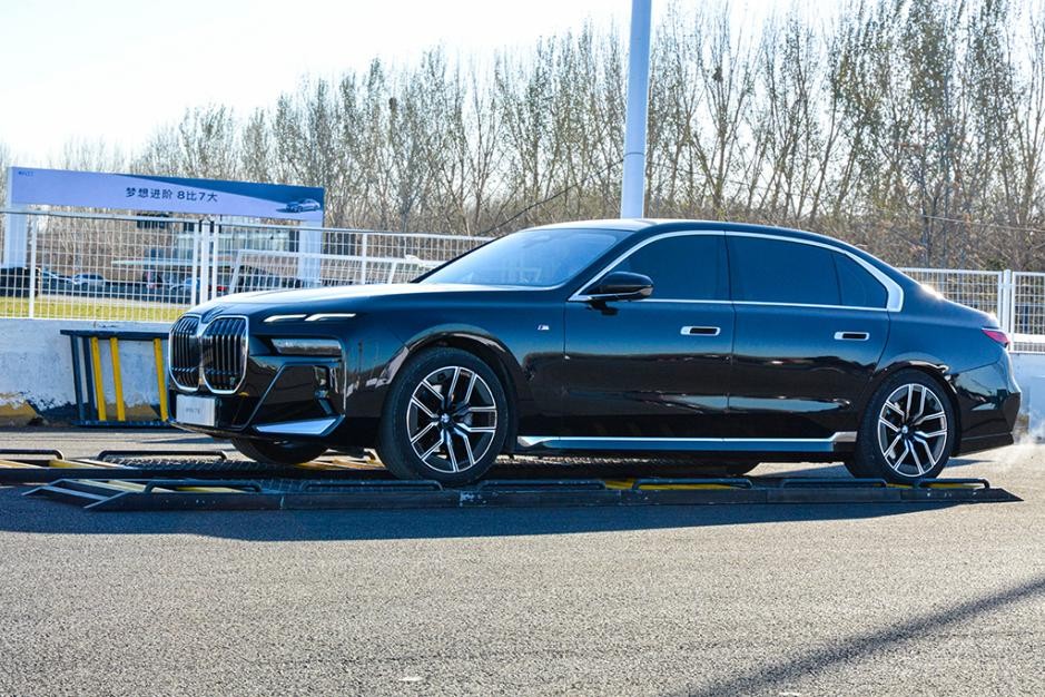 奥迪舒适_奥迪驾驶舒适平衡性能体验测试_奥迪的驾驶体验：性能与舒适的平衡