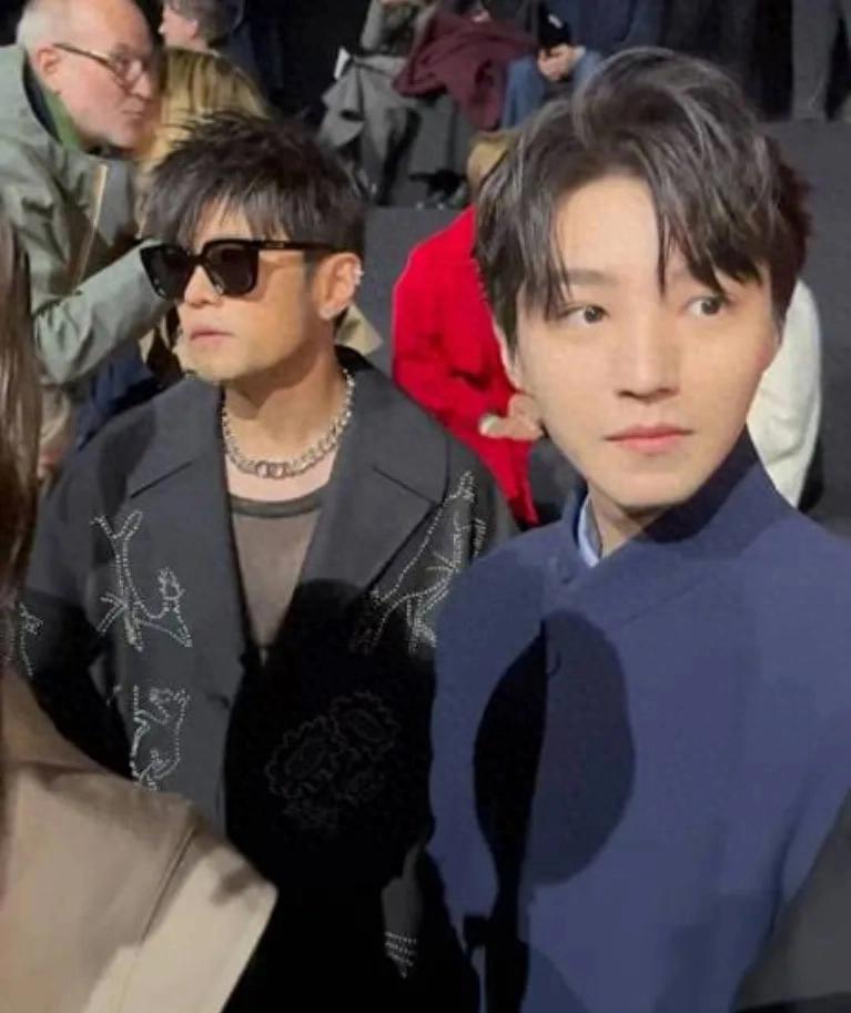 王俊凯与周杰伦巴黎时装周同框照引爆网络，两代偶像展现深厚情谊与时尚传承