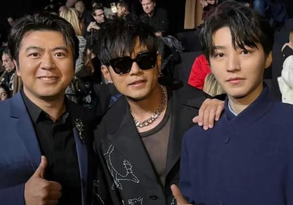 周杰伦与明星同框，引发粉丝热议_周杰伦对粉丝_周杰伦在娱乐圈的粉丝