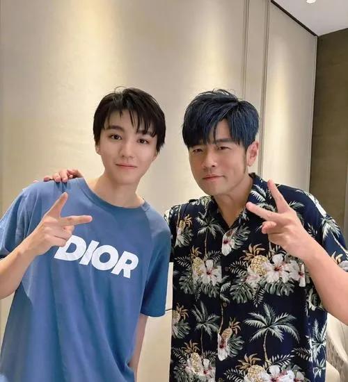 周杰伦与明星同框，引发粉丝热议_周杰伦对粉丝_周杰伦在娱乐圈的粉丝