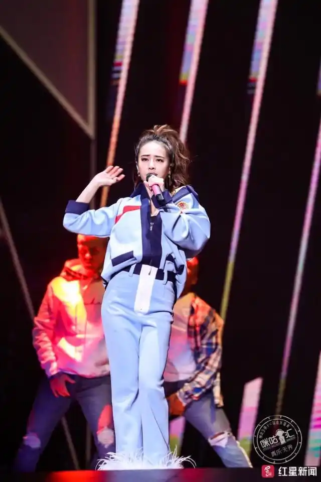 薛之谦音乐节唱的什么歌_薛之谦参加的音乐盛典_薛之谦受邀参加国际音乐盛典，展现华语音乐的魅力