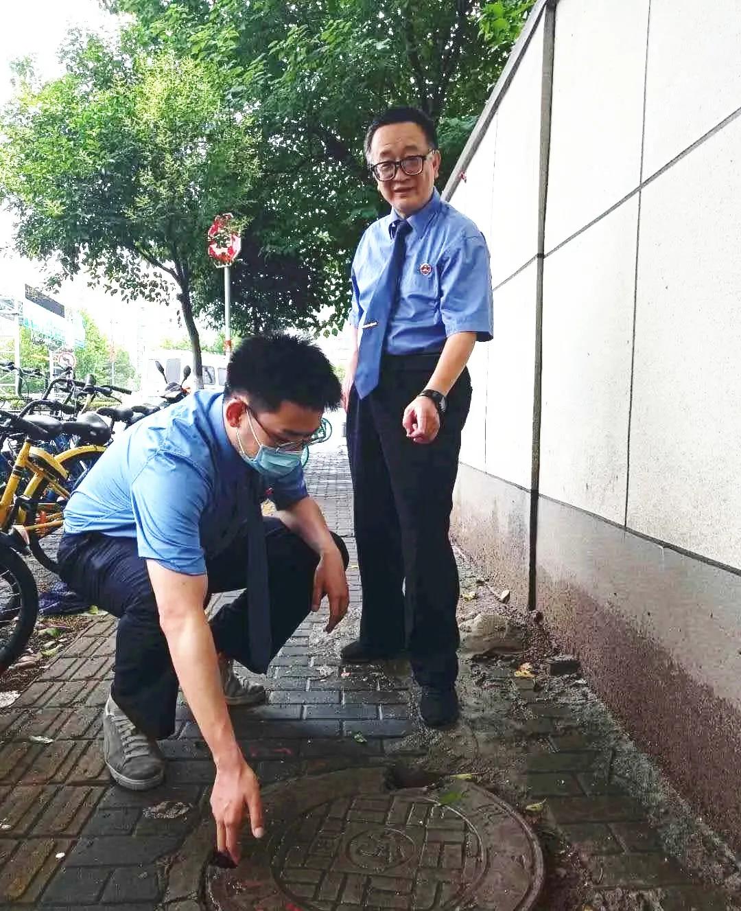 南京秦淮区窨井盖安全隐患问题及防坠网安装建议