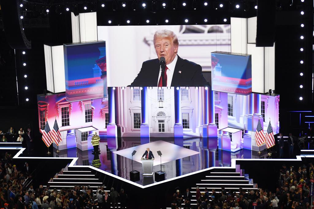 比特币价格首破10万美元，背后折射美国政治经济多重博弈