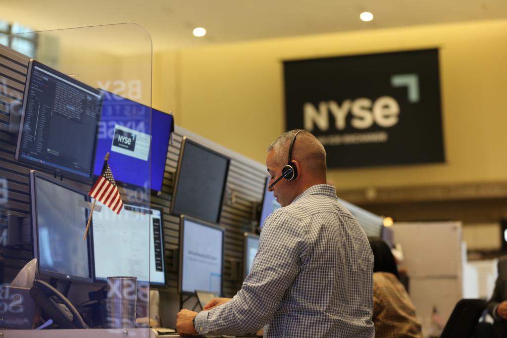 11月6日，一名交易员在美国纽约证券交易所交易大厅内工作。新华社记者刘亚南摄