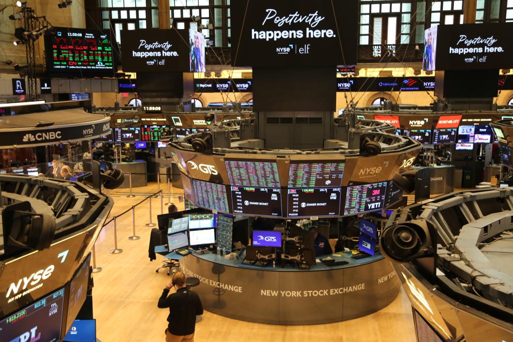 这是8月12日在美国纽约拍摄的纽约证券交易所交易大厅。新华社记者刘亚南摄